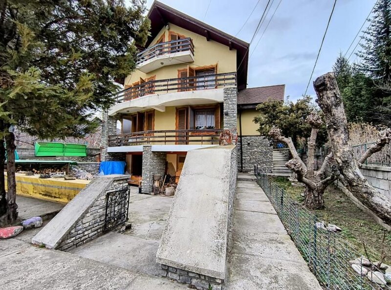 Breaza, vila D+P+1+M.